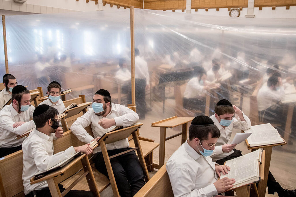לימודים בקפסולות בישיבת קמיניץ בירושלים, ספטמבר 2020 (צילום: יונתן זינדל/פלאש90)