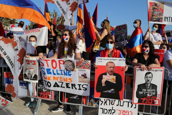 ארמנים וישראלים מפגינים מול משרד החוץ בירושלים נגד מכירת נשק ישראלי לאזרבייג'ן (צילום: Artiom Chernamorian)
