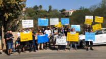 עובדי בזק בינלאומי עורכים קבלת שבת מול ביתו של שר התקשורת (צילום: ועד עובדי בזק בינלאומי)