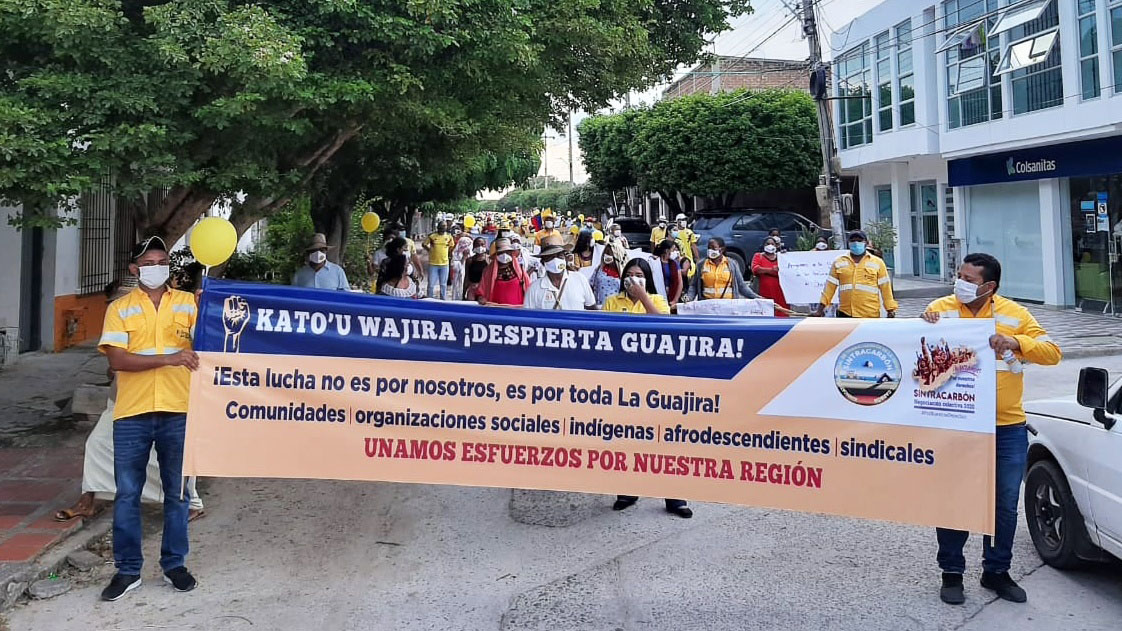 תהלוכה בעיר ריואצ'ה בקולומביה של איגוד עובדי תעשיית הפחם במדינה, סינטרקראבון, לאות הזדהות עם שביתת עובדי מכרה קראחון (צילום: מתוך אתר industriall)