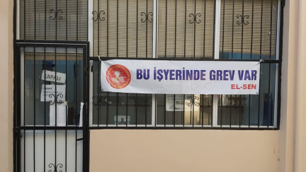 שלטי מחאה כנגד הפרטת חברת החשמל של קפריסין הטורקית, קיב-טק, על קירות משרד של החברה (צילום: מתוך אתר industriall)