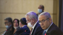 ראש הממשלה נתניהו וראש הממשלה החליפי גנץ (צילום: אוליבייה פיטוסי/פלאש90)