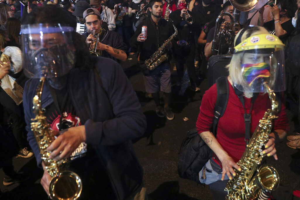 צ'יליאנים חוגגים ברחובות הבירה סנטיאגו לאחר היוודע תוצאות משאל העם על החלפת החוקה (צילום: AP Photo/Esteban Felix)
