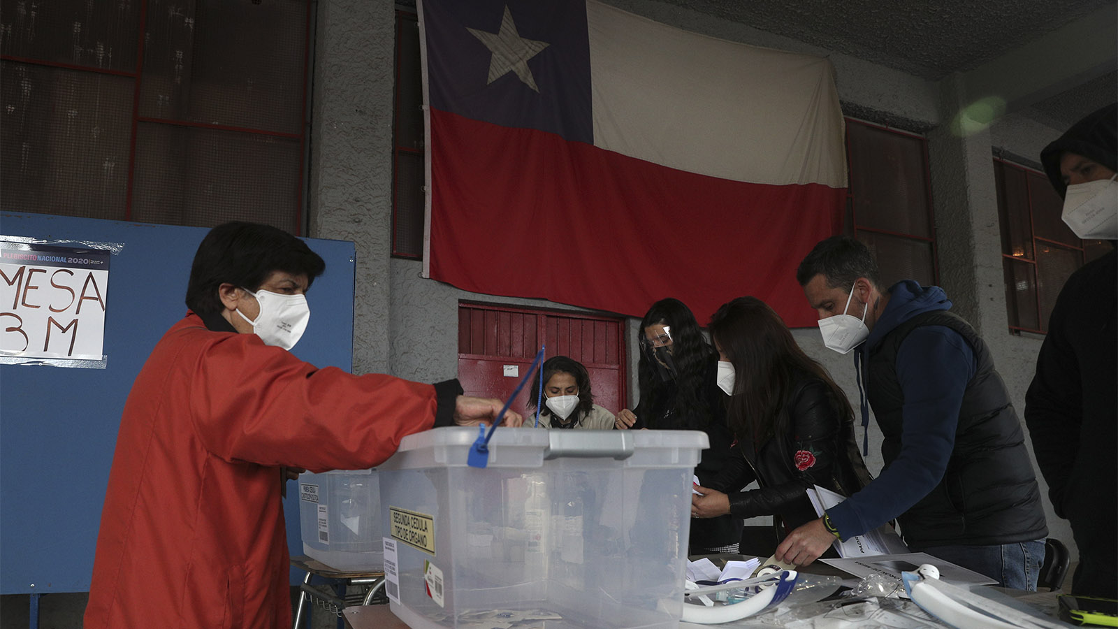 אזרחים צ'יליאנים מצביעים במשאל העם על שינוי החוקה (צילום: AP Photo/Esteban Felix)