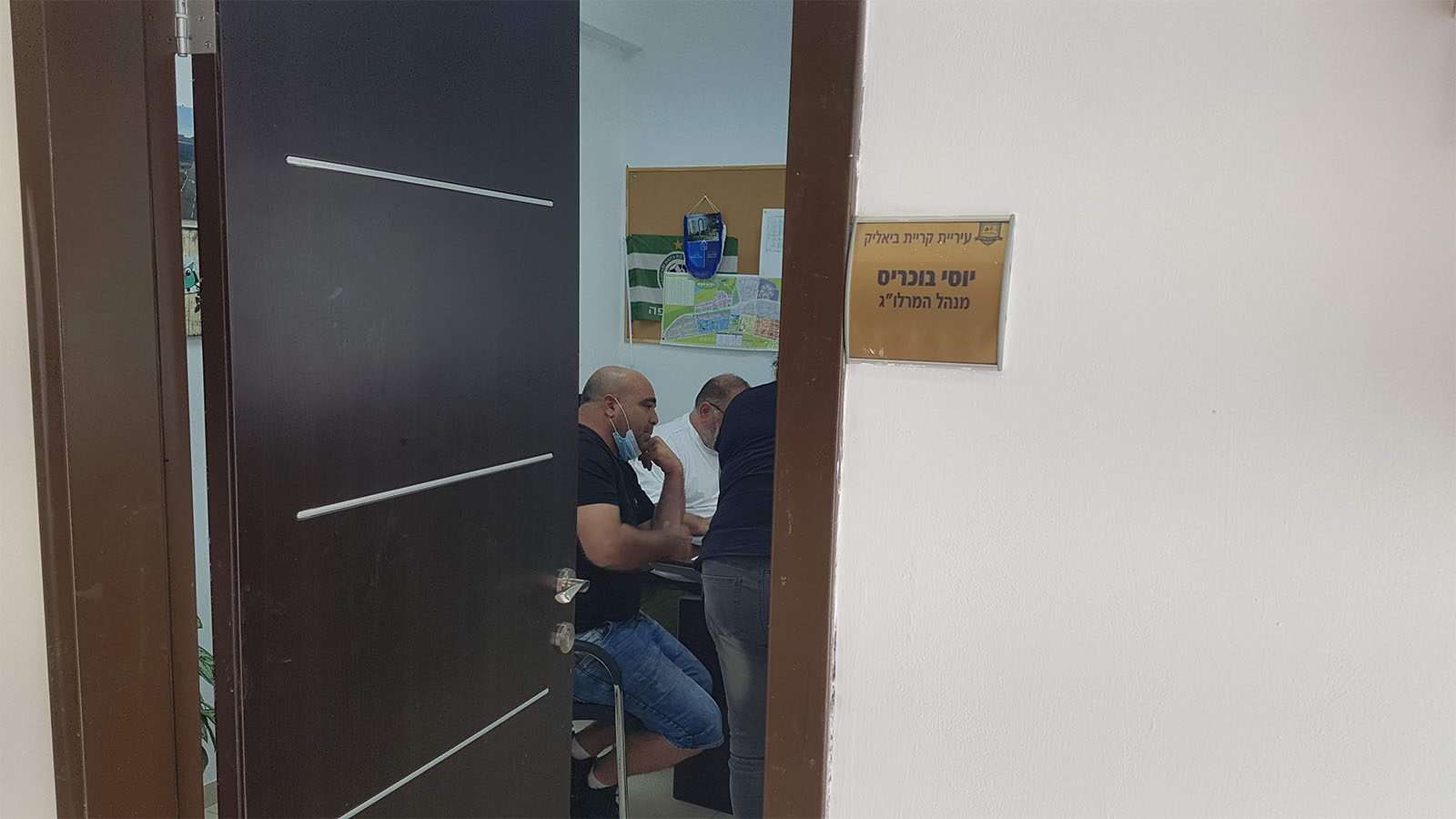 פותחים את הבוקר אצל בוכריס במשרד (צילום: שי ניר)