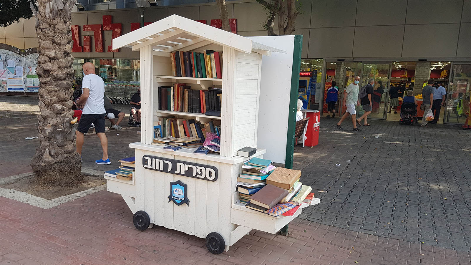 "את הספריות בנינו מאפס ואנשים מביאים ספרים ולוקחים" (צילום: שי ניר)