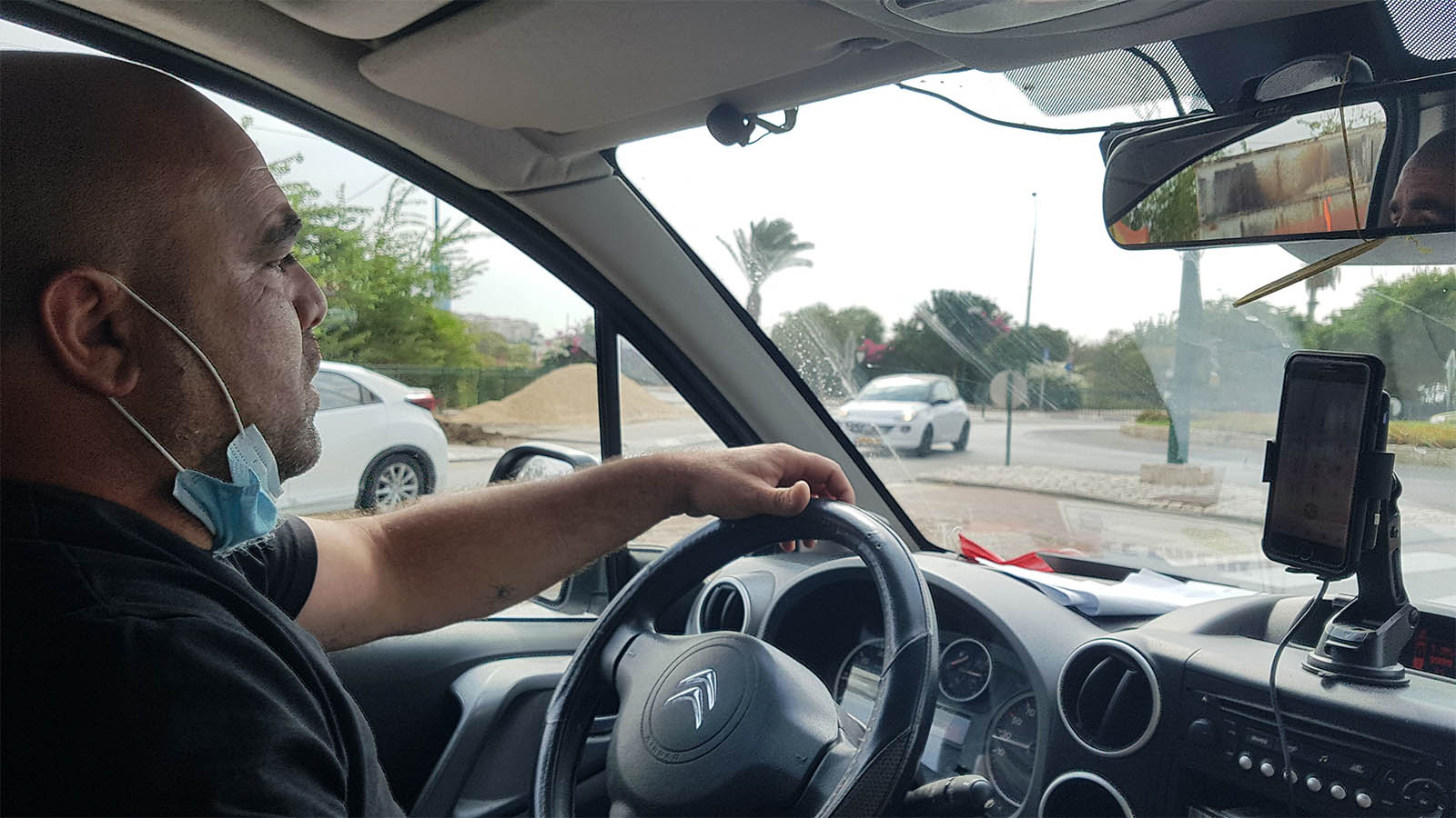 עופר אלבלייה בדרך לעוד תושב (צילום: שי ניר)