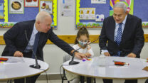ראש הממשלה ושר החינוך בפתיחת שנת הלימודים. ״אין איך לממן קפסולות״ (צילום: מארק ישראל סלם/POOL)