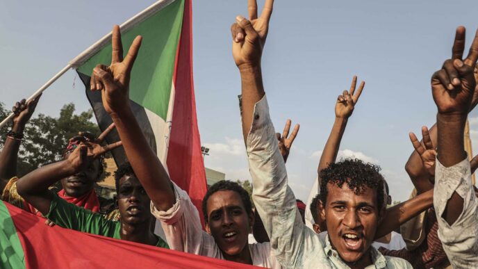 مواطنون سودانيون يحتفلون في شوارع العاصمة الخرطوم بالاتفاق الذي تم إنجازه بين قادة المعارضة والاتحادات المهنية وبين الحكومة الانتقالية المؤقتة، 5 تموز/ يوليو 2019. (تصوير: AP)