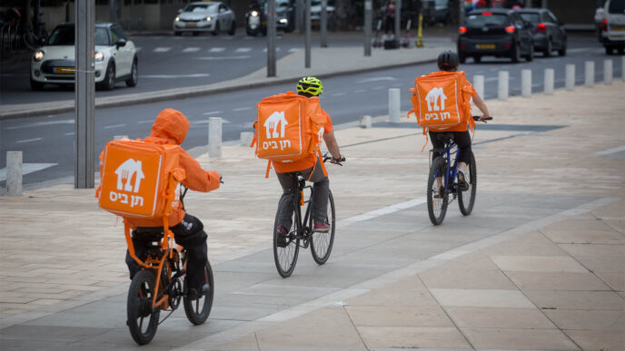 10bis couriers on their bikes (Photo: Miriam Alster/FLASH90)