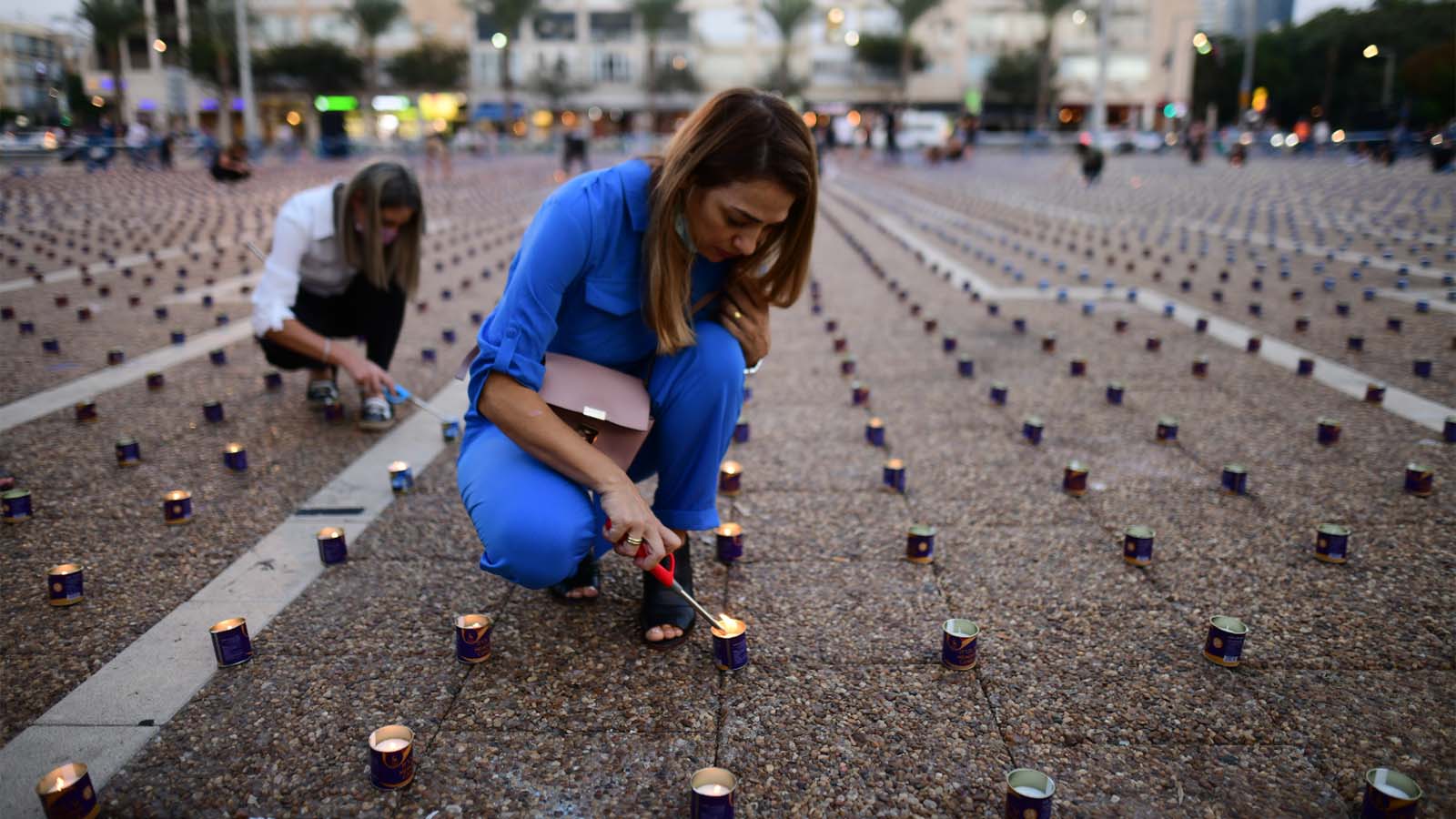 נשים מדליקות נרות בכיכר רבין ביום השנה ה-25 לרצח רה&quot;מ יצחק רבין. (צילום: תומר ניוברג/פלאש90)