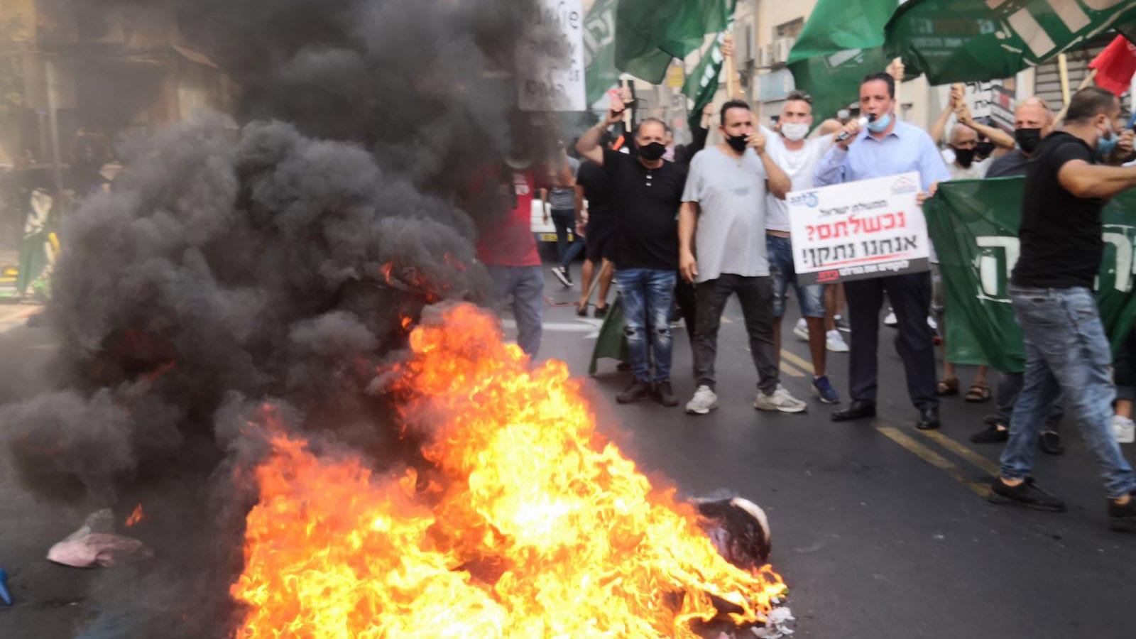 שריפת סחורה בהפגנת עצמאים בתל אביב (צילום: טל קירשנבאום)