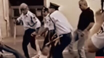 שוטרים מפנים מפגין בהפגנה בוואדי ניסנאס בחיפה, 2 באוקטובר 2000. "הכל התפוצץ אחרי מקרה מוחמד א-דורה. זה היה הקש ששבר את גב הגמל" (צילום: מתוך הסרט "עשרה ימים באוקטובר", כאן 11)
