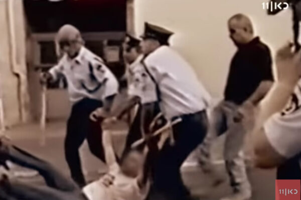 שוטרים מפנים מפגין בהפגנה בוואדי ניסנאס בחיפה, 2 באוקטובר 2000. "הכל התפוצץ אחרי מקרה מוחמד א-דורה. זה היה הקש ששבר את גב הגמל" (צילום: מתוך הסרט "עשרה ימים באוקטובר", כאן 11)