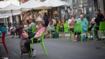 אנשים במדרחוב בשוק לוינסקי בזמן הסגר. (צילום: מרים אלטשר/פלאש90)