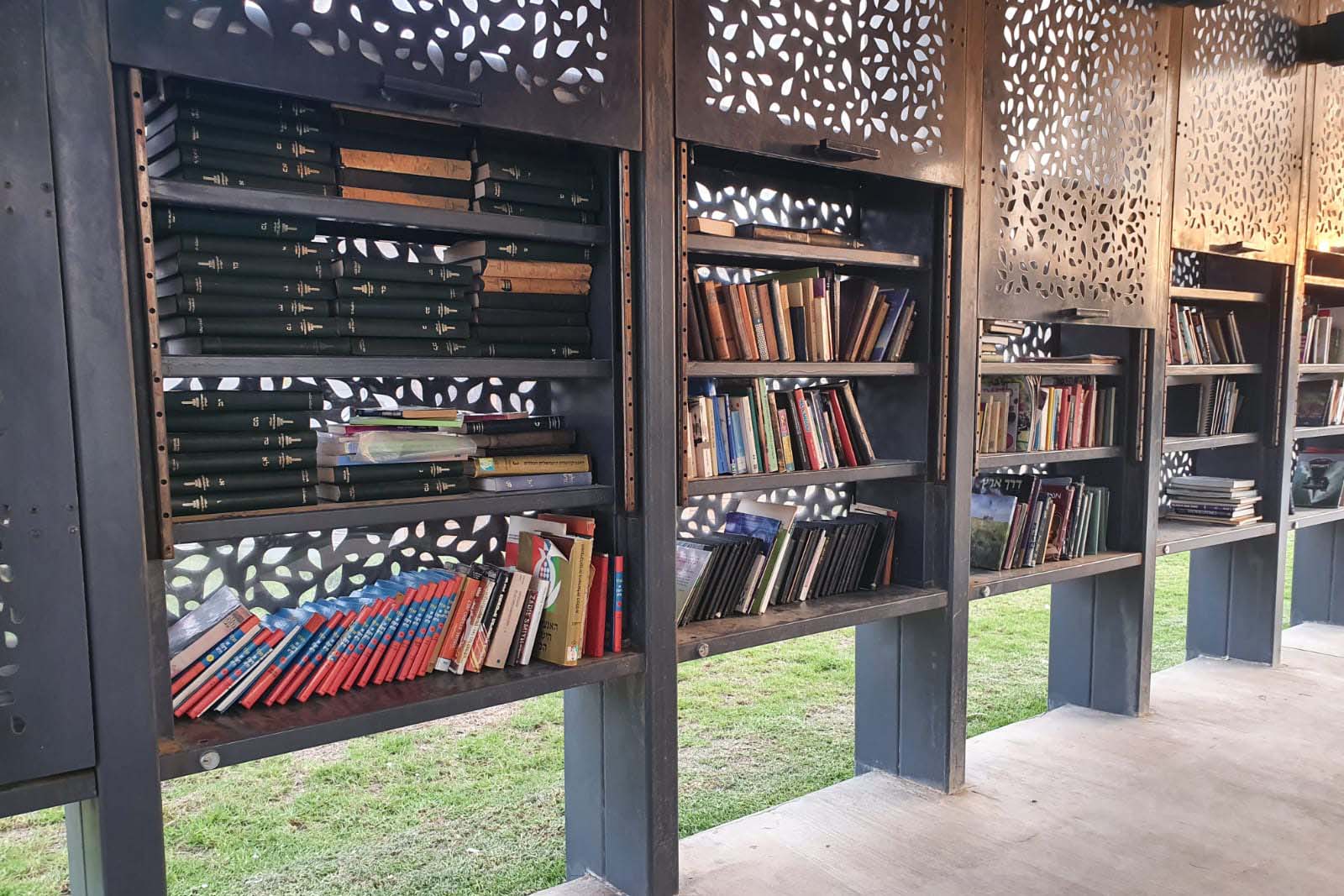 Street library in Be'er Sheva. &quot;It is not a tragedy to take books out on the street&quot; (Photo: Tal Carmon)