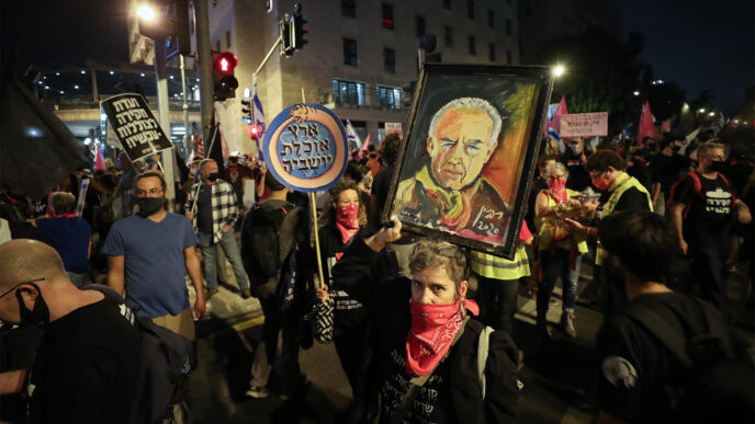 מפגינים מציינים 25 שנה לרצח יצחק רבין במסגרת המחאה נגד ראש הממשלה בנימין נתניהו (צילום: יונתן סינדל / פלאש 90).