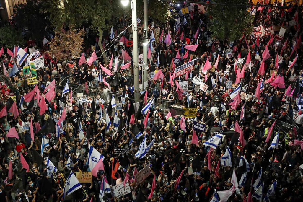 מפגינים מציינים 25 שנה לרצח יצחק רבין במסגרת המחאה נגד ראש הממשלה בנימין נתניהו (צילום: יונתן סינדל / פלאש 90).