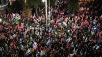 מפגינים מציינים 25 שנה לרצח יצחק רבין במסגרת המחאה נגד ראש הממשלה בנימין נתניהו (צילום: יונתן סינדל / פלאש 90).