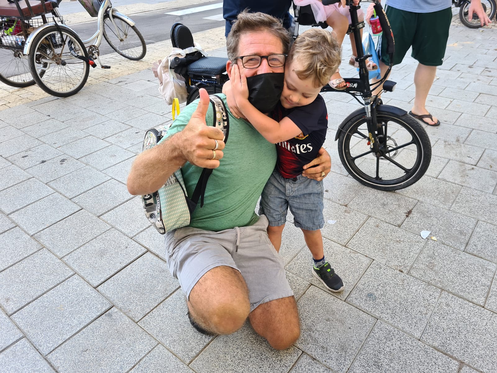 גור עם בנו יהב. למד לרכב על אופניים בסגר (צילום: דפנה איזברוך)