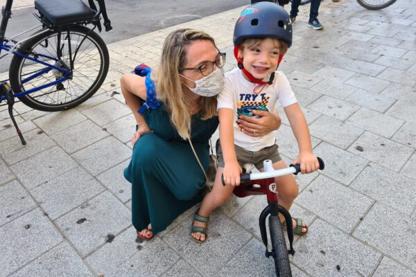 רוניה (משמאל) וליאם בפתח גן ילדים ברחוב בן יהודה בתל אביב, עם החזרה מהסגר השני, 18 באוקטובר 2020 (צילום: דפנה איזברוך)