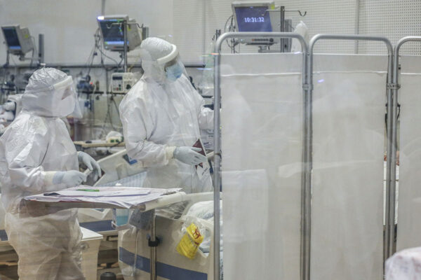 צוות רפואי במחלקת קורונה בבית חולים (צילום ארכיון: דוד כהן/פלאש 90)