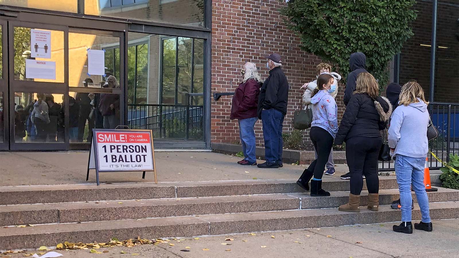 תור בקלפי להצבעה מוקדמת בפילדלפיה, פנסילבניה. (צילום: AP Photo/Mike Catalini)