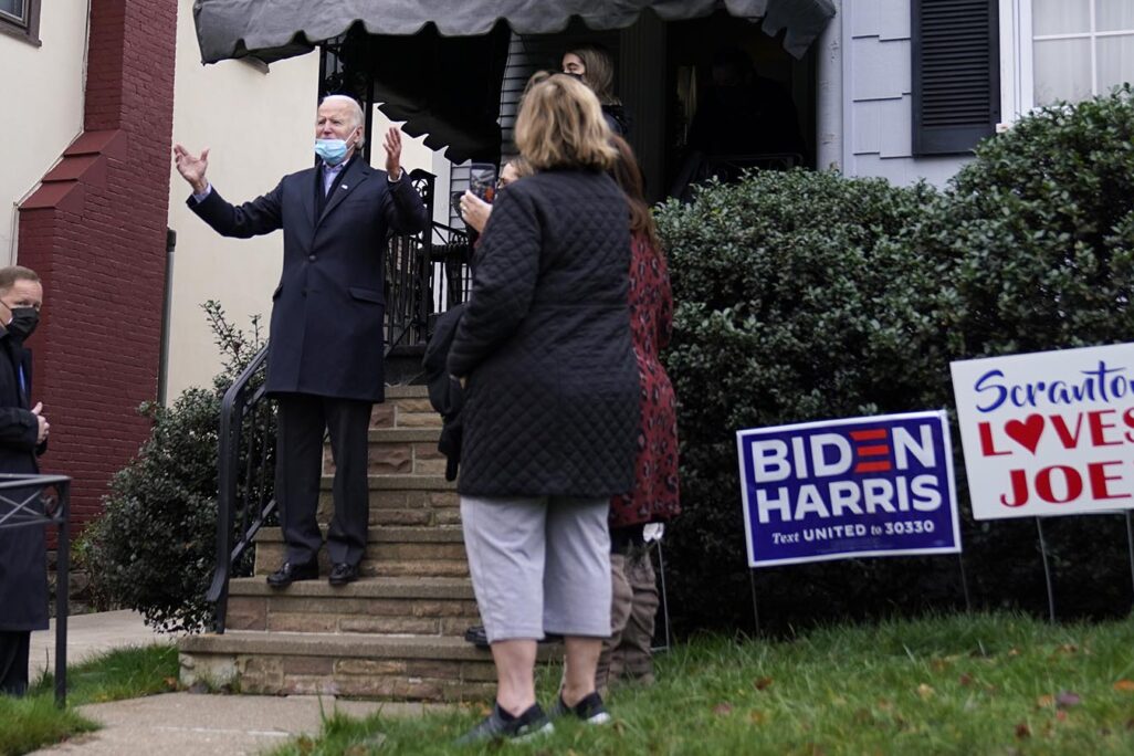 ביידן ביציאה מבית אמו ביום הבחירות (צילום: AP Photo/Carolyn Kaster)