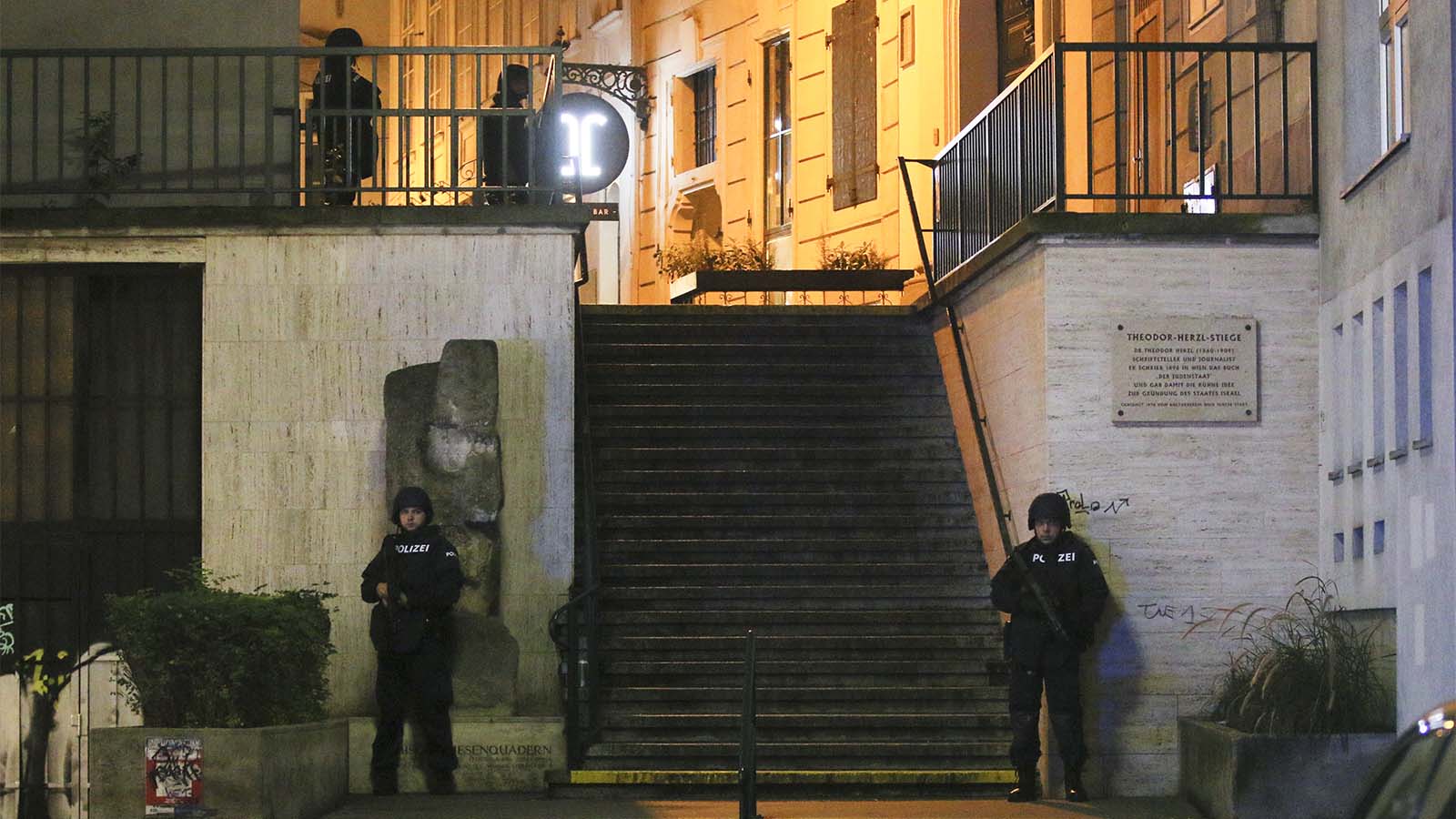 שוטרים מאבטחים את בית הכנסת &quot;תיאודור הרצל&quot; בווינה לאחר מתקפת הטרור בעיר. (צילום: Photo/Ronald Zak)