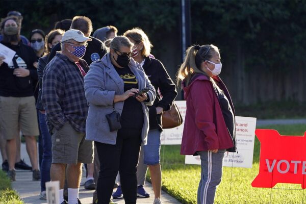 אנשים בתור להצבעה בבחירות בפלורידה, ארה"ב. (צילום: AP Photo/Chris O'Meara)