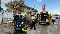 אתר בנייה ברמת גן בו נפצעו שני עובדים מקריסת יציקת בטון (צילום: דוברות מד"א)