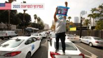 מפגין בלוס אנג'לס נגד "הצעה 22" ביום חמישי, 8 באוקטובר 2020 (צילום: Al Seib / Los Angeles Times / Getty)