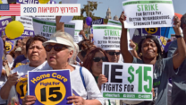 מפגינים אמריקאים למען העלאת שכר המינימום ל-15 דולר (צילום ארכיון: Dan Holm / Shutterstock.com)