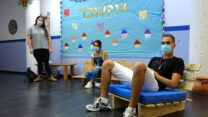 ״חברים שלי ממשיכים ללמוד ב׳זום׳ וזה סיוט״. מימין לשמאל: חי עובדיה, סמדר טוביה ואשרת אשכנזי (צילום: דוד טברסקי)