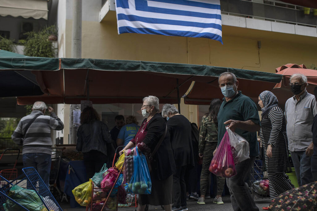 אנשים הולכים בשוק באתונה, יוון, נובמבר 4, 2020. (צילום: AP/Petros Giannakouris)