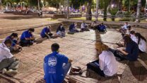 חברי תנועות הנוער העובד והלומד ובני עקיבא במעגל שיח. "קרה פה אסון שאמור להיות מגדלור שמכוון אותנו ומזהיר אותנו מפני אירועים כאלה" (צילום: קואליציית זוכרים את הרצח נאבקים על הדמוקרטיה)