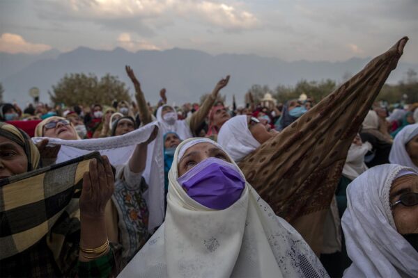 מוסלמיות קשמיריות מניפות ידיהן בתפילה בסרינגר, קשמיר (צילום: AP Photo/Dar Yasin)