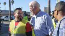 ג'ו ביידן עם עובדי מזון מהיר בלוס אנג'לס, קליפורניה. (צילום: AP/Ringo H.W. Chiu)