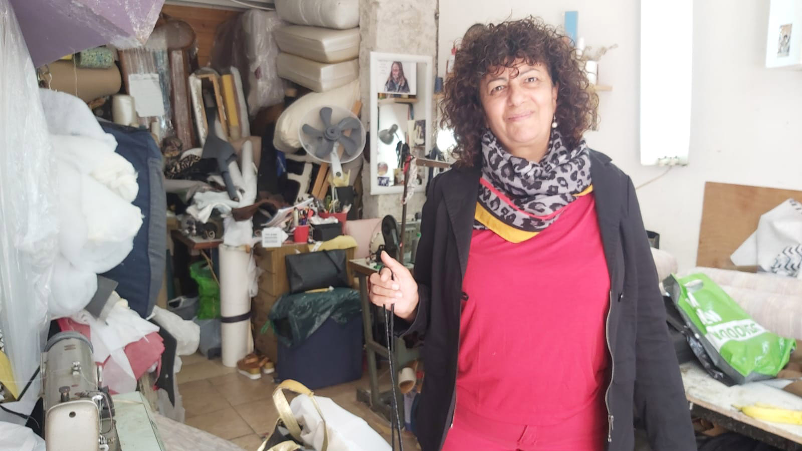 תמר אברהמוב, רפדית ובעלת רפדיה, מתפרה וחנות בדים. (צילום: הדס יום טוב)