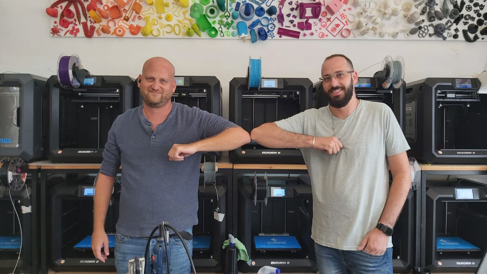 עודד מרכוס ויניב יולביץ בחנות להדפסה תלת מידית שלהם. (צילום: הדס יום טוב)