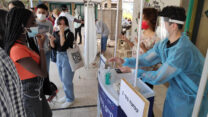 בדיקות בדוכן בתיכון גימנסיה הרצליה בת"א. (צילום: דוד טברסקי)