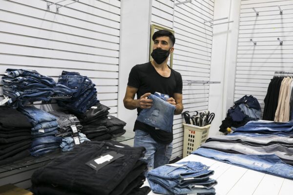 עובד בחנות ג'ינס בירושלים. למצולם אין קשר לכתבה.(צילום: אוליביה פיטוסי/פלאש 90)