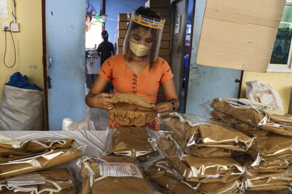 עובדת במפעל טקסטיל במיאנמר (צילם: AP Photo/Thein Zaw)
