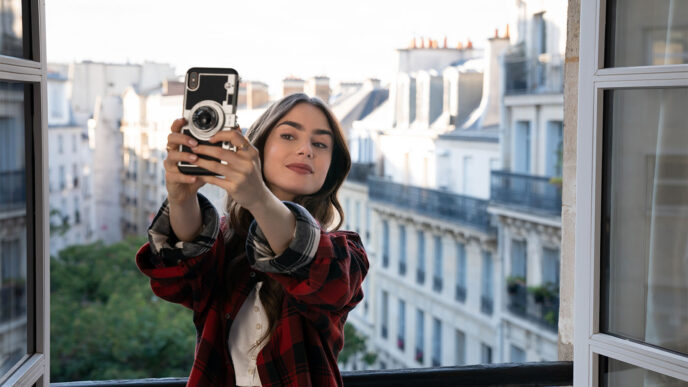 Emily in Paris. Paris is an example of an economy with a short work week and high productivity (Photo: STEPHANIE BRANCHU / NETFLIX)