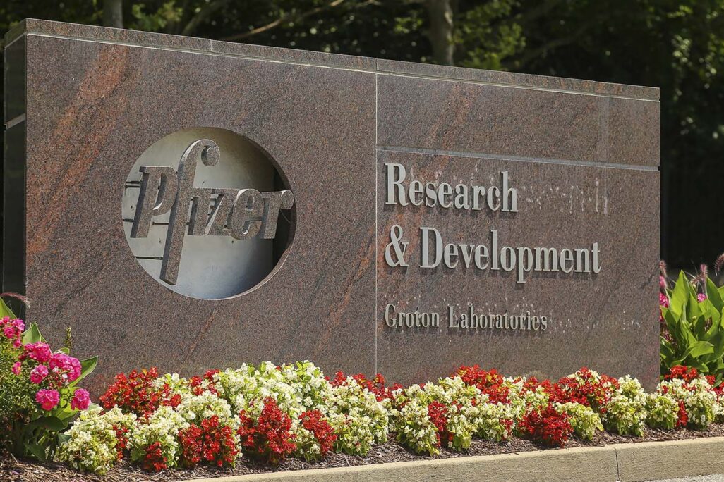 שלט בכניסה למעבדות מחקר ופיתוח של חברת ״פייזר״. (צילום: AP Photo/Stew Milne)