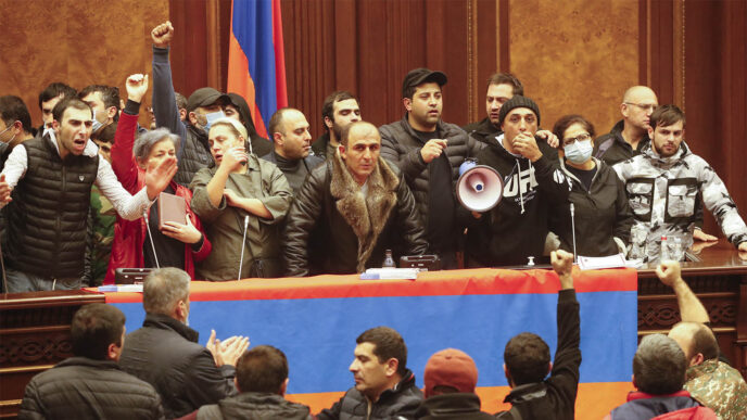 מפגינים שפרצו לפרלמנט הארמני במחאה על ההסכם להפסקת הלחימה בנגורנו קרבאך. (צילום: AP Photo/Dmitri Lovetsky)