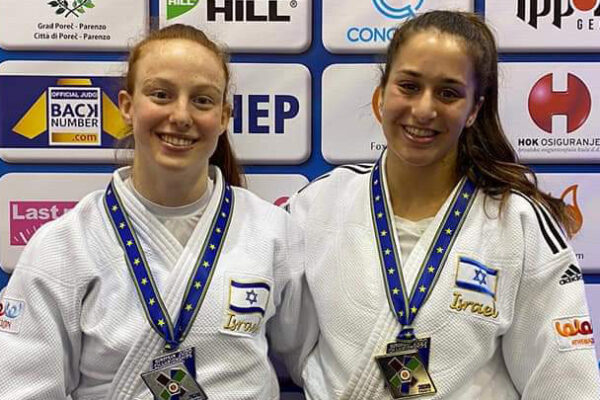 ענבר לניר (מימין) ומאיה גושן, עם המדליות באליפות אירופה עד גיל 23 (צילום: איגוד הג'ודו בישראל)