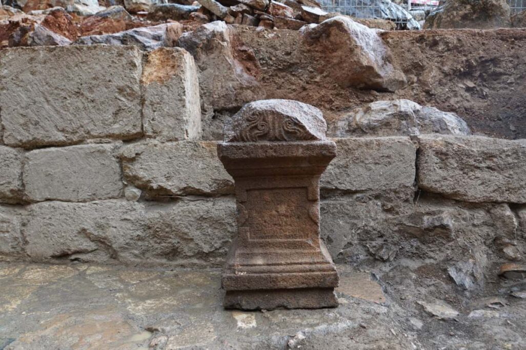 המזבח לאל פאן שנמצא בחפירה עם הכתובת היוונית. (צילום: יהונתן אורלין רשות הטבע והגנים)
