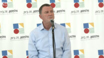 שר הבריאות יולי אדלשטיין בתדרוך לתקשורת בבית החולים וולפסון. 4 באוגוסט 2020. (קרדיט: משרד הבריאות)