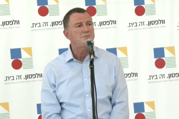 שר הבריאות יולי אדלשטיין בתדרוך לתקשורת בבית החולים וולפסון. 4 באוגוסט 2020. (קרדיט: משרד הבריאות)